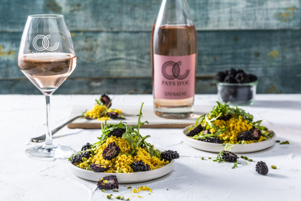 Zitronen-Couscoussalat mit Brombeeren und Pistazien & Pays d’Oc IGP Grenache Rosé