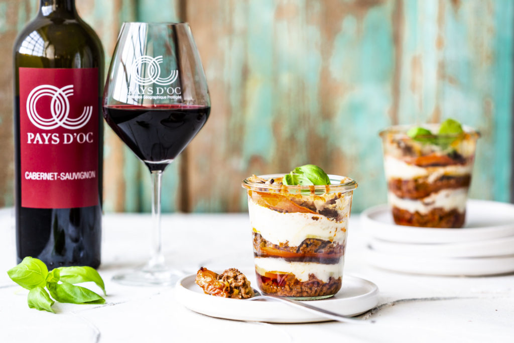 Mini-Moussaka im Glas & Pays d’Oc IGP Cabernet-Sauvignon