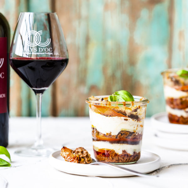 Mini-Moussaka im Glas & Pays d’Oc IGP Cabernet-Sauvignon