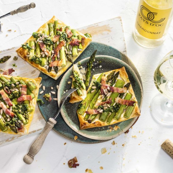 Spargel-Tartelettes mit Bärlauch und Speck & Pays d’Oc IGP Chardonnay
