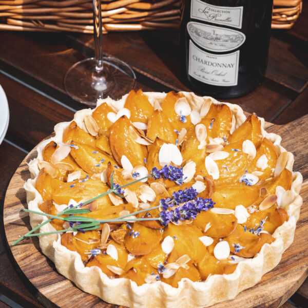 Eine Aprikostentarte mit Pays d'Oc IGP Chardonnay
