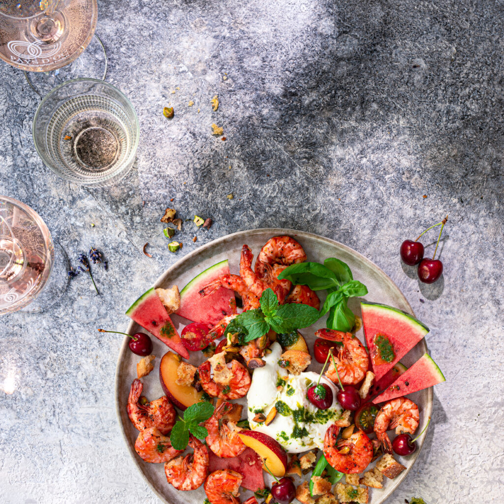 Sommersalat mit einem Glas Pays d'Oc IGP Grenache Gris