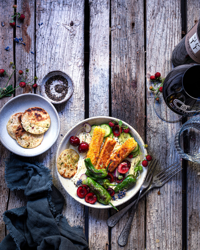 Weinflasche und Glas mit Pays d'Oc IGP Petit Verdot und whipped Feta Summer Bowl