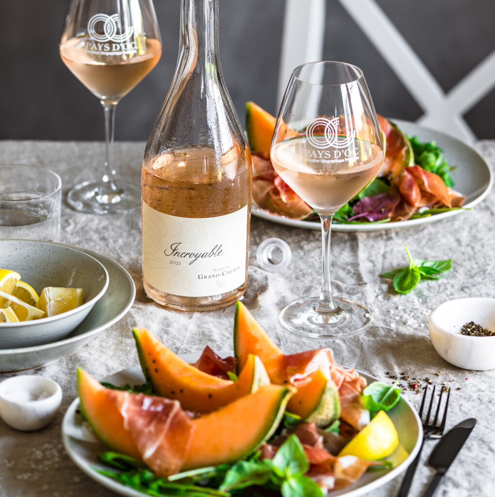 Pays d'Oc IGP Rosé aus Cinsault und Pinot Noir mit Sommersalat mit Melone und Prosciutto