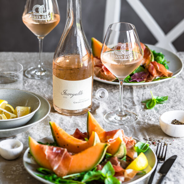 Pays d'Oc IGP Rosé aus Cinsault und Pinot Noir mit Sommersalat mit Melone und Prosciutto