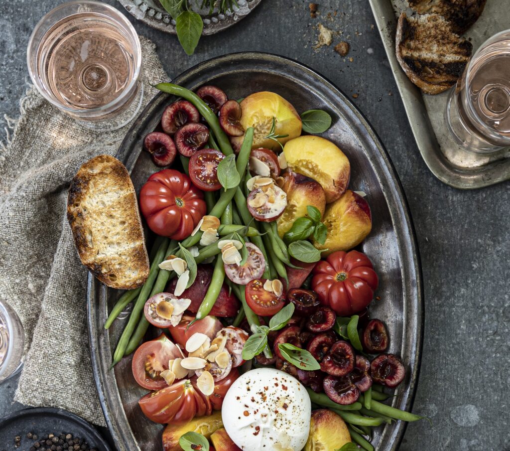 Sommersalat mit Pfirsich und Pays d'Oc IGP Rosé aus Grenache Noir und Cinsault