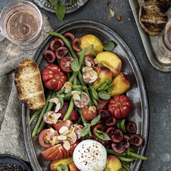 Sommersalat mit Pfirsich und Pays d'Oc IGP Rosé aus Grenache Noir und Cinsault