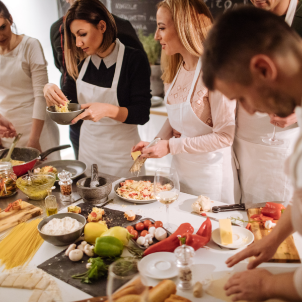 Menschen kochen zusammen in einer Küche