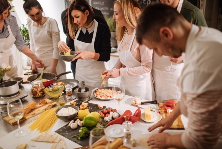 Menschen kochen zusammen in einer Küche