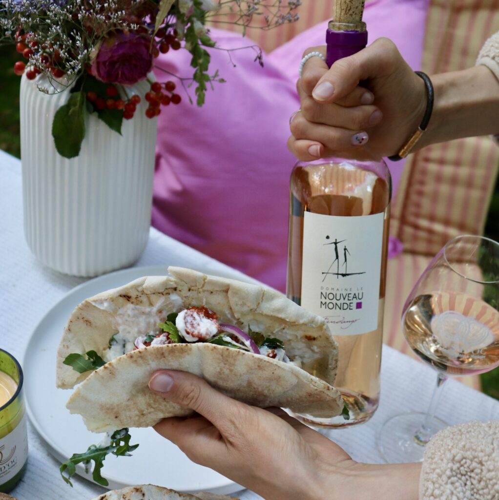 Fladenbrot mit Merguez, Harissa-Honig und Joghurt mit Pays d'Oc IGP Grenache Rosé
