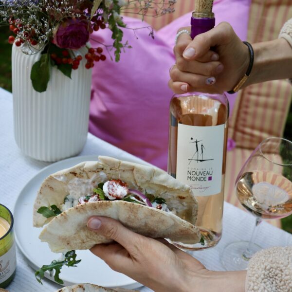 Fladenbrot mit Merguez, Harissa-Honig und Joghurt mit Pays d'Oc IGP Grenache Rosé