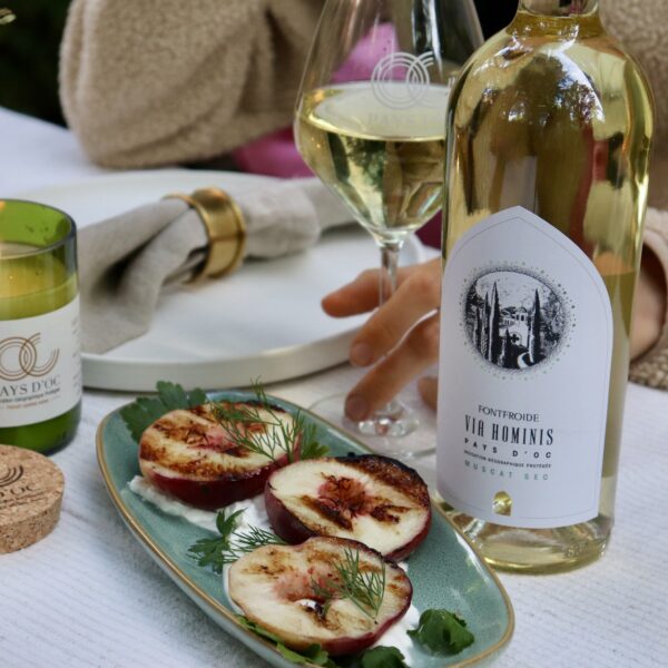 Gegrillte Pfirsiche auf Burrata mit Pays d'Oc IGP Muscat Petit Grain.