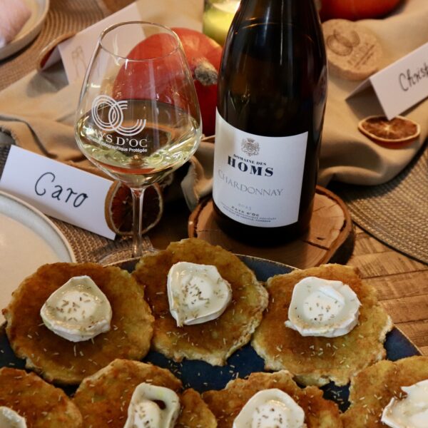 Süßkartoffel Rösti mit Ziegenkäse und Honig und Pays d'Oc IGP Chardonnay.